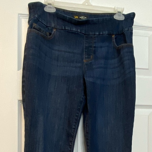 2 pairs of LEE Skulpting Slim Skinny Pull-On Jeans, like new. - Picture 3 of 4